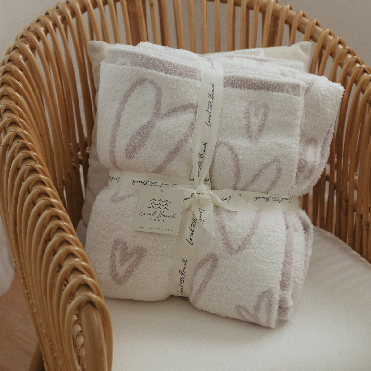 Local Beach Love Collection Heart Luxe Home Blanket: Black/Cream