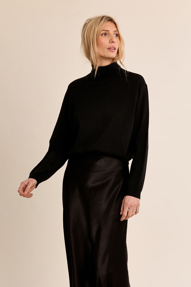 Erin Light Weight Knit Turtle Neck Sweater Top/Black