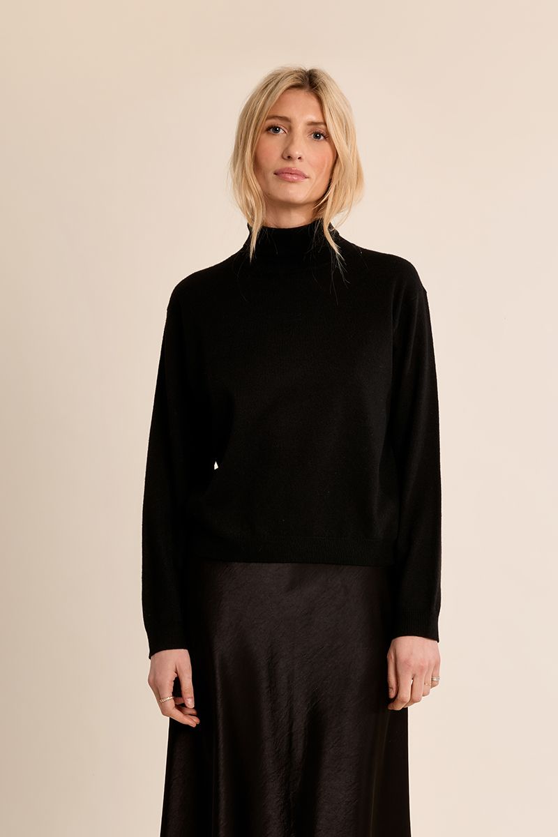 Erin Light Weight Knit Turtle Neck Sweater Top/Black